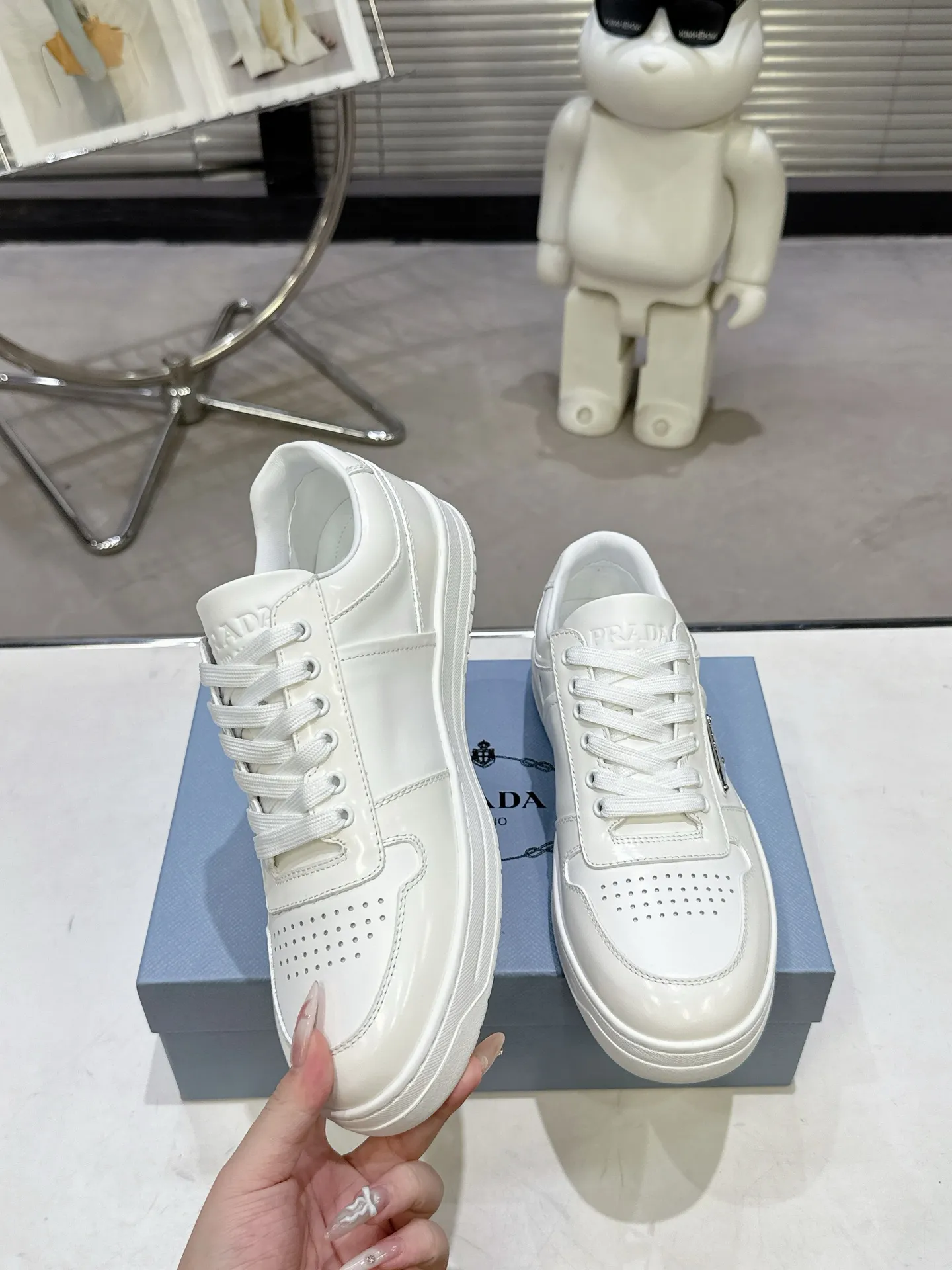 👟👟Ex-factory price 580👟👟 Couple style Prada Latest Downtown Bold series Triangle logo Casual sneakers White shoes Original purchase, development and production Downtown Bold sneakers are inspired by the basketball shoes of the 1980s, with a sporty design and exquisite details. Crafted from perforated leather, the statement platform sole provides a unique, modern style. The Prada logo is interpreted from different angles, decorated with the iconic enameled triangular metal logo, highlighting the unique classic style. Exquisite packaging at the delivery counter🛍📦 ▪️Fabric: Original custom imported first-layer cowhide ▪️Lining: Original imported soft sheepskin ▪️Outsole: Original open-molded rubber bottom material ▪️Size: Women's 35-40 Men's 39-45